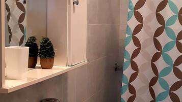 Een douche, een haardroger, handdoeken