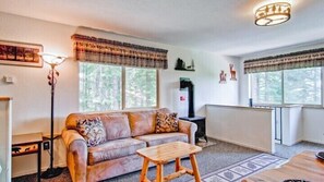Living room - Scenic Wonders Alpine View 2 Bedroom (Yosemite National Park)
