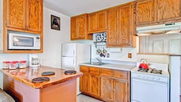 Cabin | Private kitchen | Full-size fridge, microwave, oven, stovetop