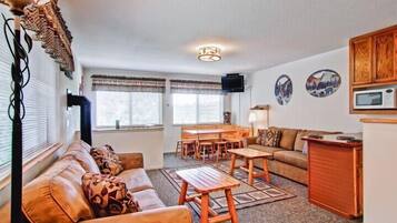 Kabin | Ruang keluarga | Televisi layar datar 32-inci dengan saluran TV satelit dan TV