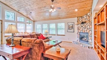 ์บ๋น | ๊ฑฐ์ค | ํ๋ฉด TV, ๋ฒฝ๋๋ก, DVD ํ๋ ์ด์ด