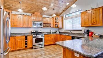 Cabin | Private kitchen | Full-size fridge, microwave, oven, stovetop