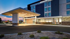 A hotel with a modern design, featuring a prominent entrance with a covered area and a sign reading "SPRINGHILL SUITES BY MARRIOTT". - SpringHill Suites by Marriott Holland (Holland)