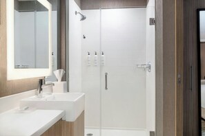 Regadera, amenidades de baño gratuitas, secadora de cabello, toallas 