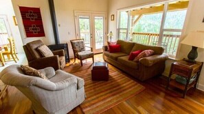 Cabin | Living room | Flat-screen TV, fireplace - Scenic Wonders Birds Eye Vista 3 Bedroom (Yosemite National Park)