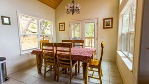 Cabin | In-room dining - Scenic Wonders Birds Eye Vista 3 Bedroom (Yosemite National Park)