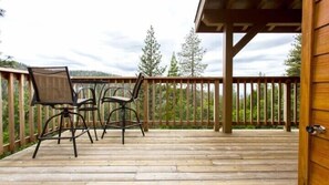 Cabin | Balcony - Scenic Wonders Birds Eye Vista 3 Bedroom (Yosemite National Park)