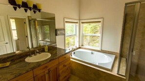 Bathroom - Scenic Wonders Birds Eye Vista 3 Bedroom (Yosemite National Park)