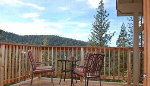Cabin | Balcony - Scenic Wonders Birds Eye Vista 3 Bedroom (Yosemite National Park)