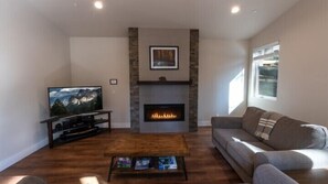 Cabaña | Sala de estar | Televisión de pantalla plana y chimenea 
