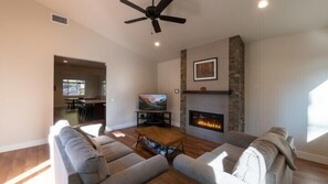 Mökki | Olohuone | Taulutelevisio, takka