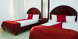 Quarto casal | Cortinas blackout, ferros/tábuas de passar roupa, roupa de cama