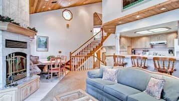 Cabin | Living room | TV, fireplace, table football, ping pong