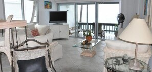 TV, DVD player - Condo Acadia (Lowlands)