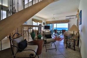 TV, DVD player - Condo Acadia (Lowlands)