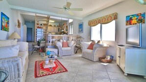 TV, DVD player - Condo Acadia (Lowlands)