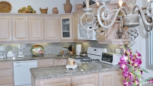 Stovetop, dishwasher, cookware/dishes/utensils - Condo Acadia (Lowlands)