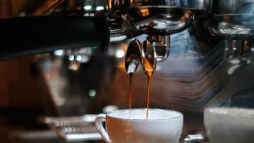 En närbild på en kaffemaskin som häller espresso i en kopp.