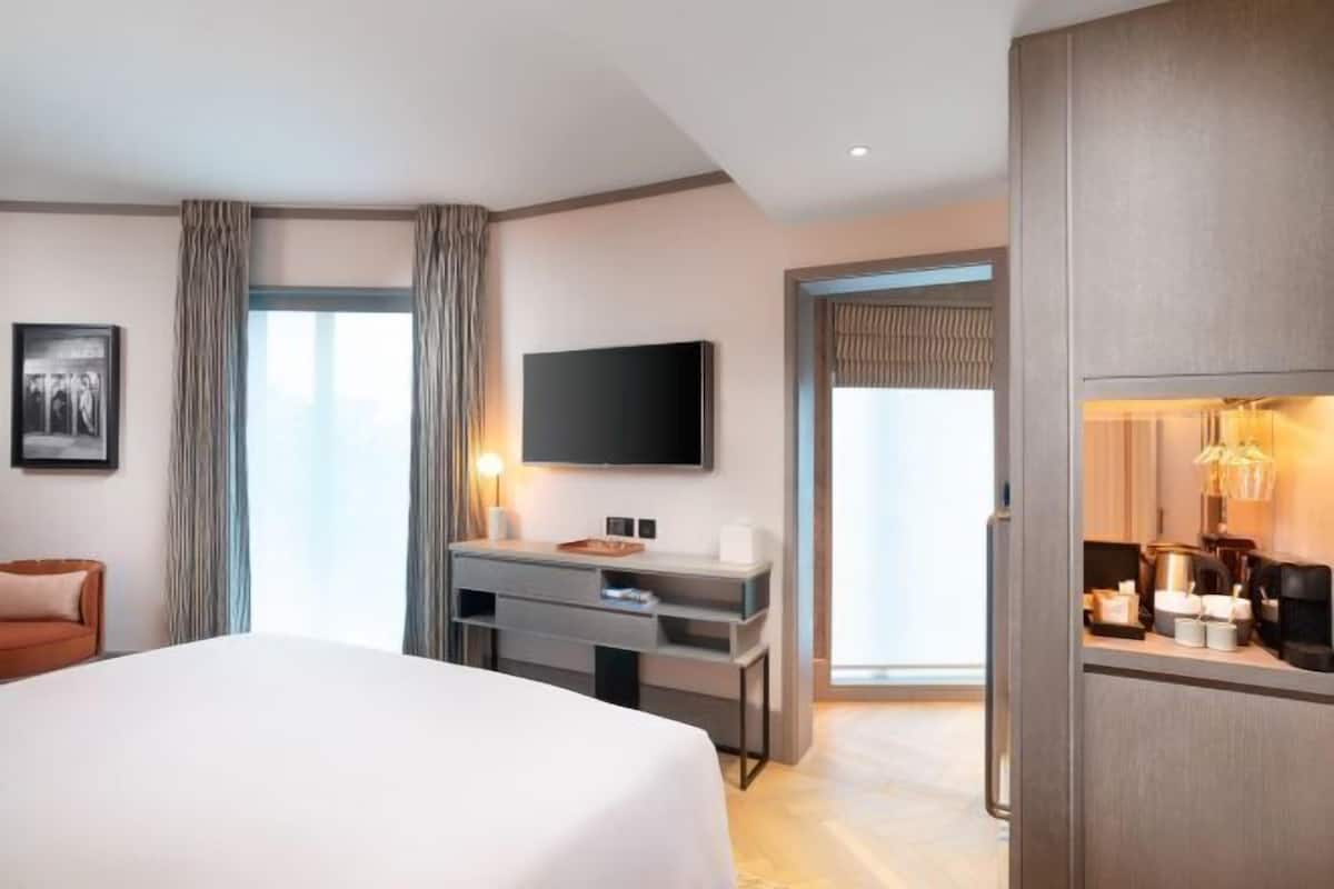 Hypo-allergenic bedding available, minibar, in-room safe