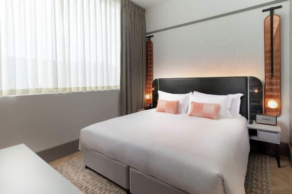 Hypo-allergenic bedding available, minibar, in-room safe