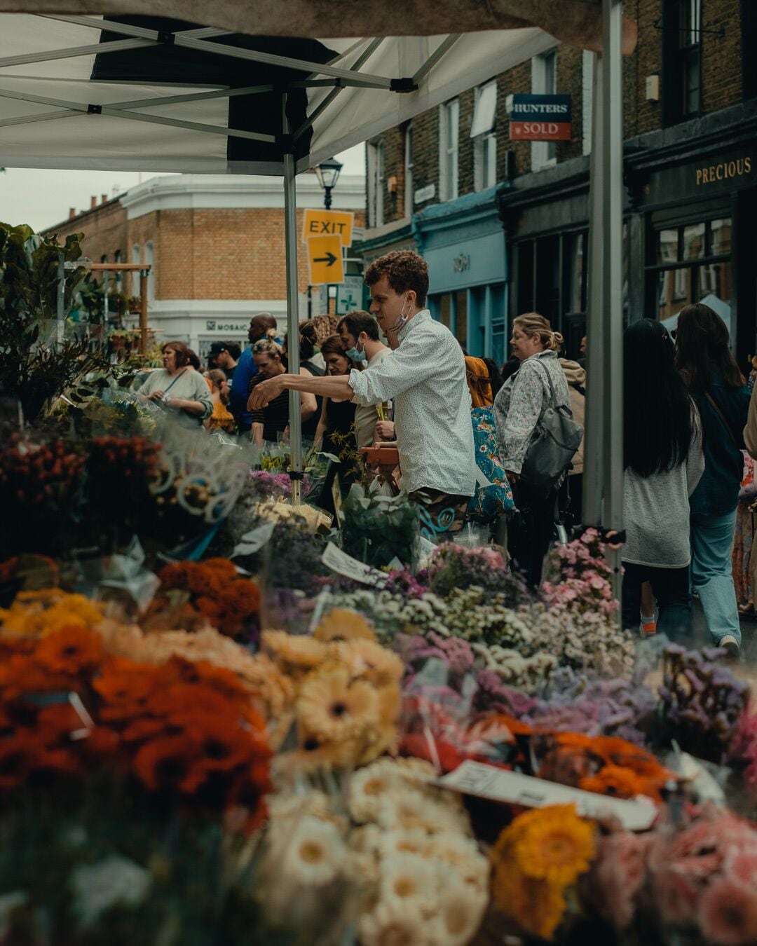 Un marché aux fleurs où sont exposées différentes sortes de fleurs.