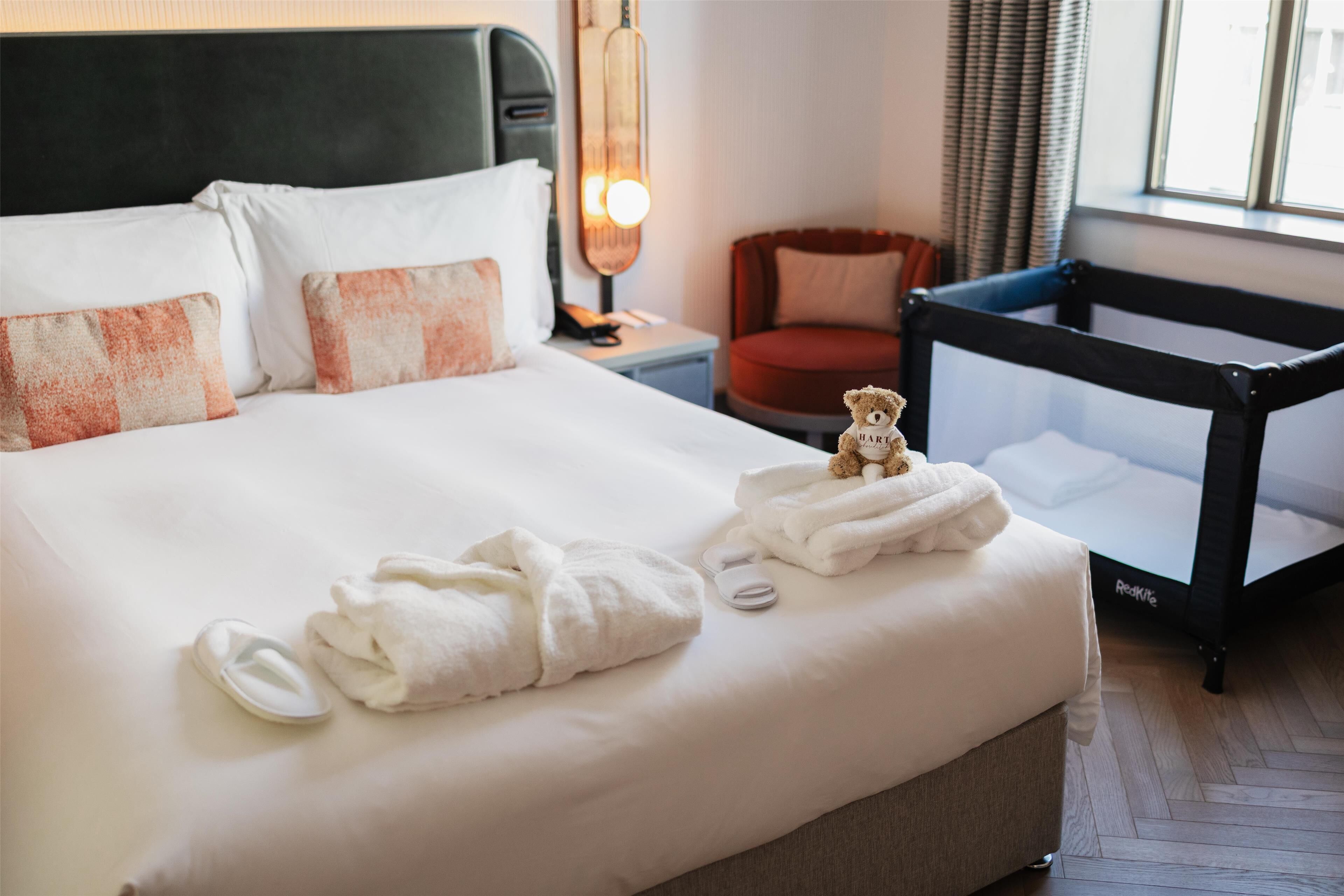 Family Room, 1 Queen Bed | Hypo-allergenic bedding, minibar, in-room safe, blackout curtains