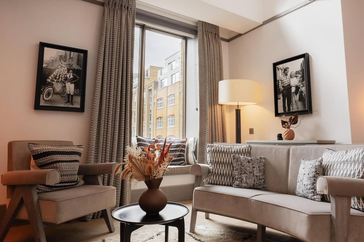 Suite, 1 Katil Raja (King) | Ruang tamu | 42 inci sebuah televisyen pintar dengan kabel, TV, Netflix