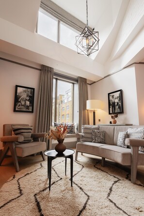 Suite, 1 kingsize-seng | Oppholdsområde | En 42-tommers smart-TV med kabel-kanaler samt TV og Netflix