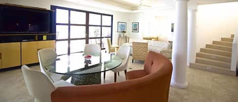 客室内のダイニングエリア