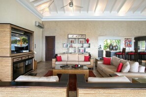 テレビ、DVD プレーヤー