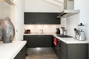 コンロ、食器洗い機、調理器具と食器