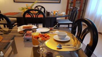 Sudah termasuk sarapan ala kontinental setiap hari