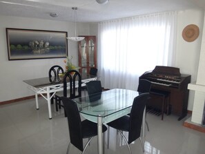 Flat-screen TV - Bed and Breakfast La Uvilla (Quito)