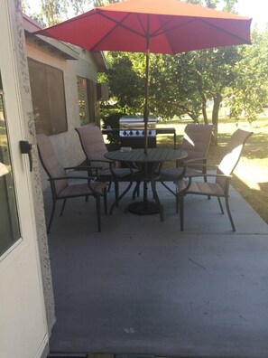 Outdoor dining - Leisure World Mesa - Updated and Gorgeous (Mesa)