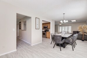 Dining - Leisure World Mesa - Updated and Gorgeous (Mesa)