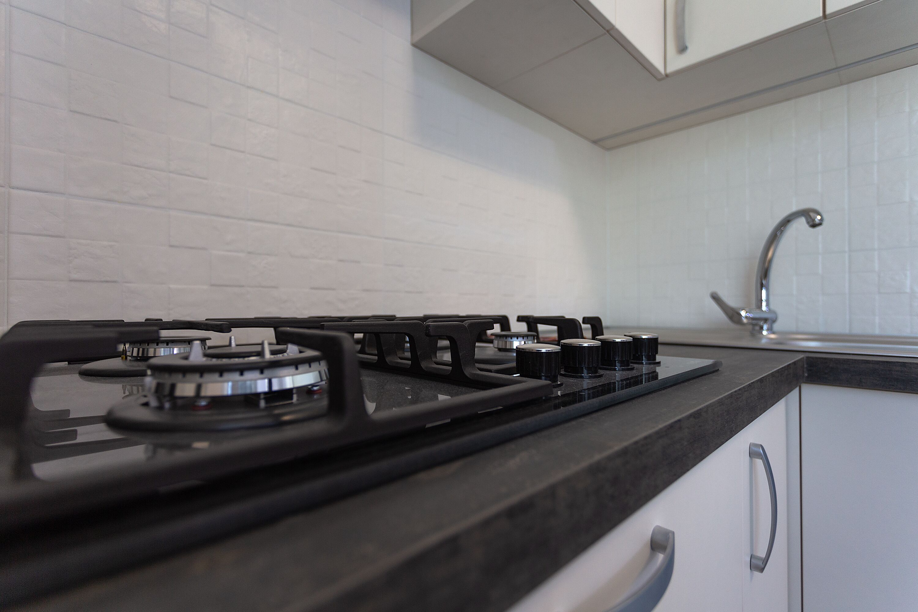 Refrigerador, microondas, parrilla de estufa y tetera eléctrica 