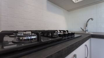 Kjøleskap, mikrobølgeovn, kokeplater og vannkoker