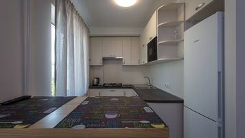 Refrigerador, microondas, parrilla de estufa y tetera eléctrica