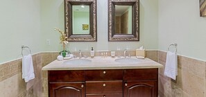 Bathroom - Condo Corfu (Lowlands)