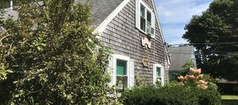 13 Quiet duplex by the beach, short walk to Falmouth Village, high-speed WiFi.