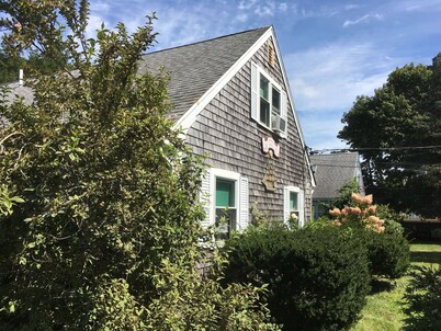 13 Quiet duplex by the beach, short walk to Falmouth Village, high-speed WiFi.
