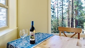 Cabin | In-room dining - Scenic Wonders - Chinquapin 1 Bedroom (Yosemite National Park)