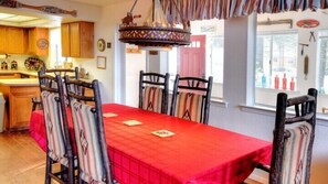 Cabin | In-room dining - Scenic Wonders Christmas Cabin 3 Bedroom (Yosemite National Park)