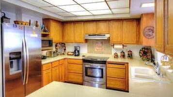 Cabin | Private kitchen | Full-size fridge, microwave, oven, stovetop
