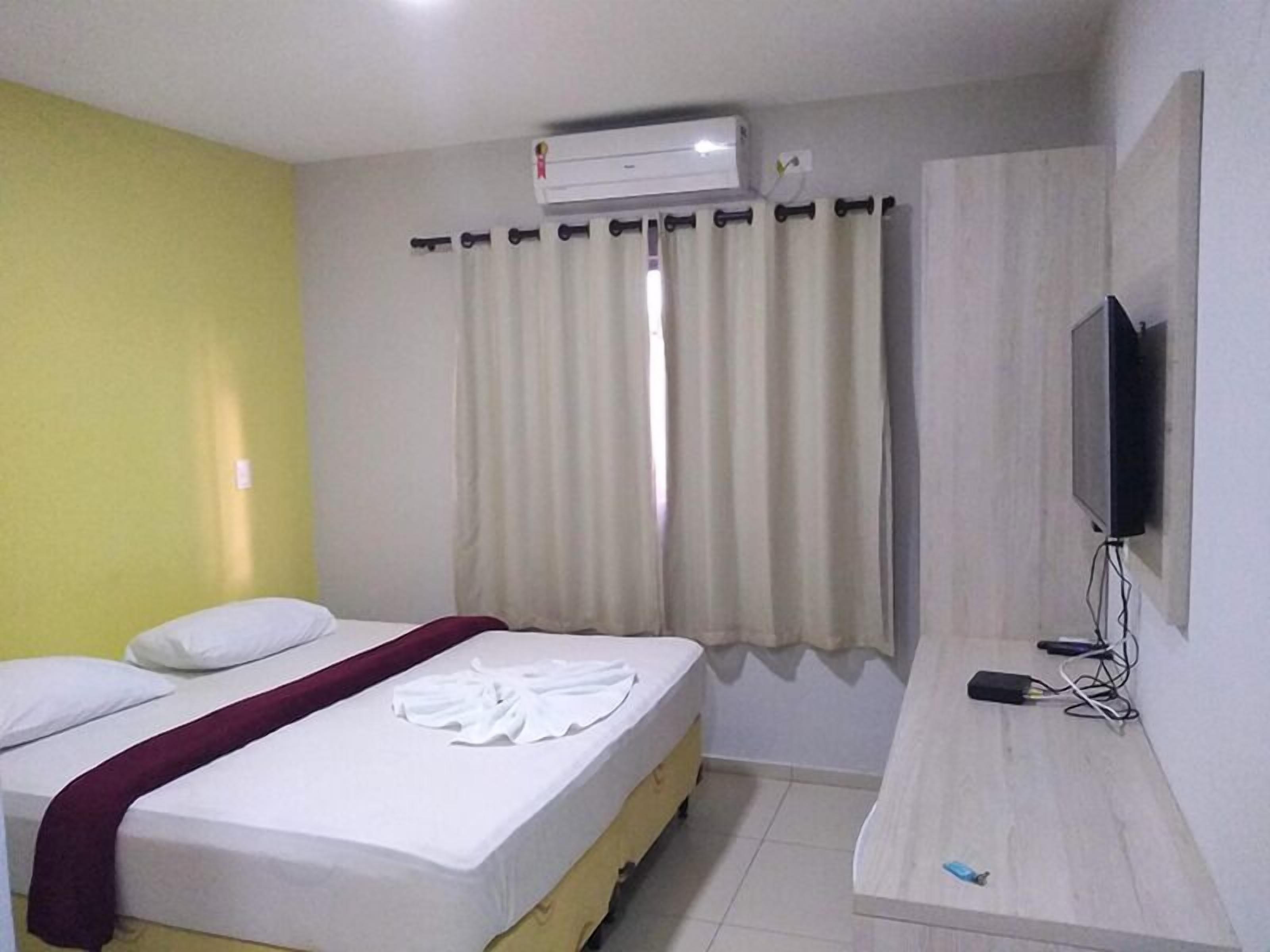 Minibaari, työpöytä, ilmainen Wi-Fi, vuodevaatteet