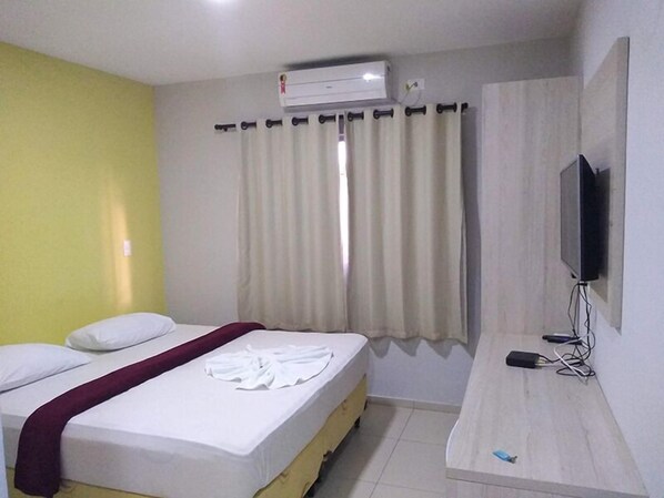 Minibaari, työpöytä, ilmainen Wi-Fi, vuodevaatteet