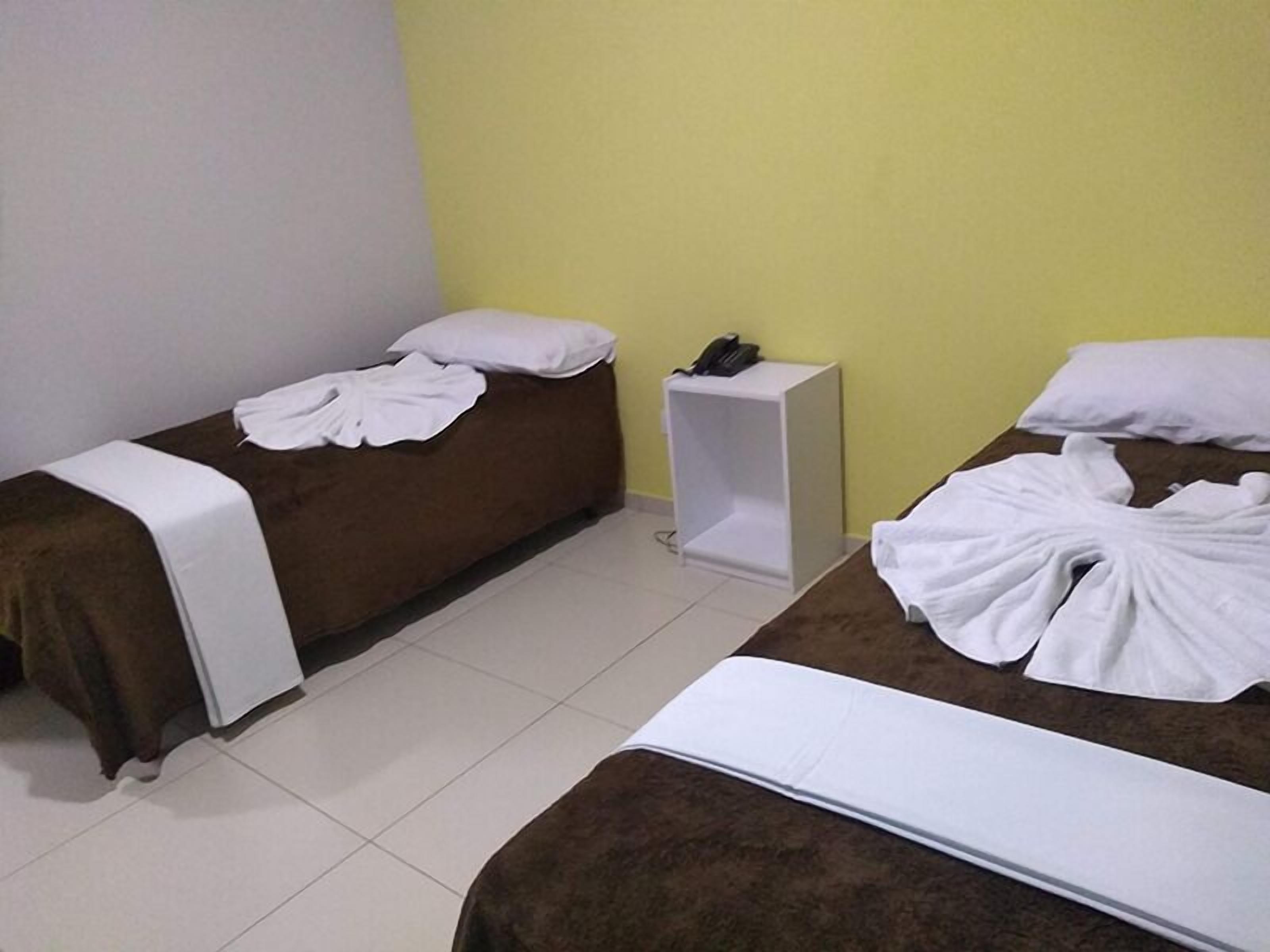 Minibaari, työpöytä, ilmainen Wi-Fi, vuodevaatteet