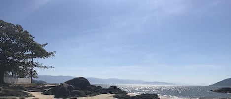Chaises longues, serviettes de plage