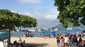Espreguiçadeiras, toalhas de praia