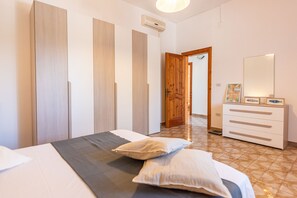 3 bedrooms, iron/ironing board, Internet, bed sheets